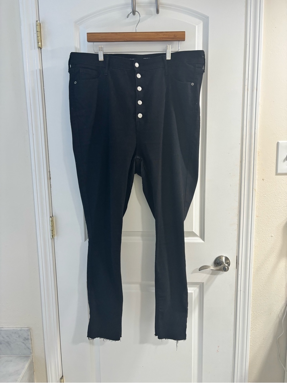 Old Navy Black Extra High-Rise Rockstar Super Skinny Jeans - Picture 2 of 6